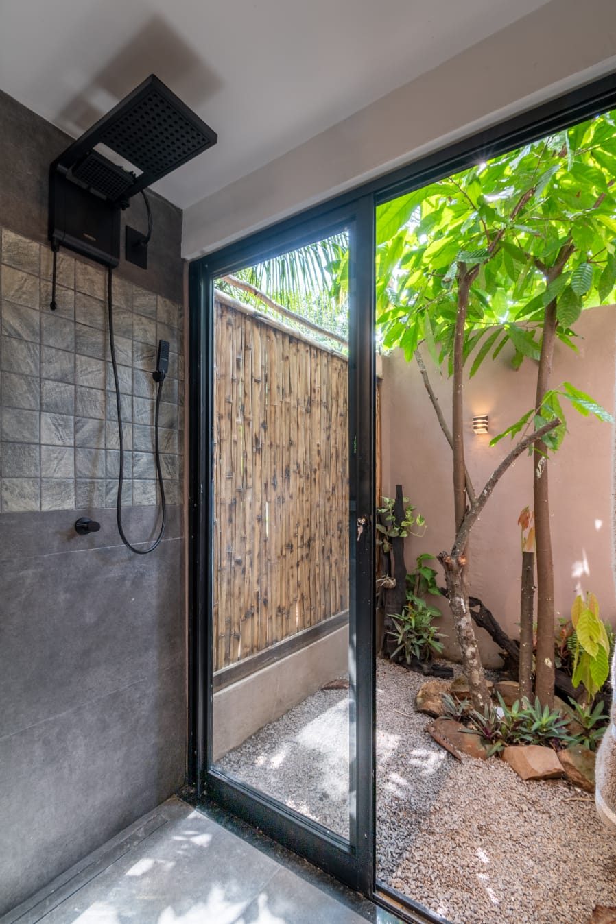 Ducha externa com jardim privativo