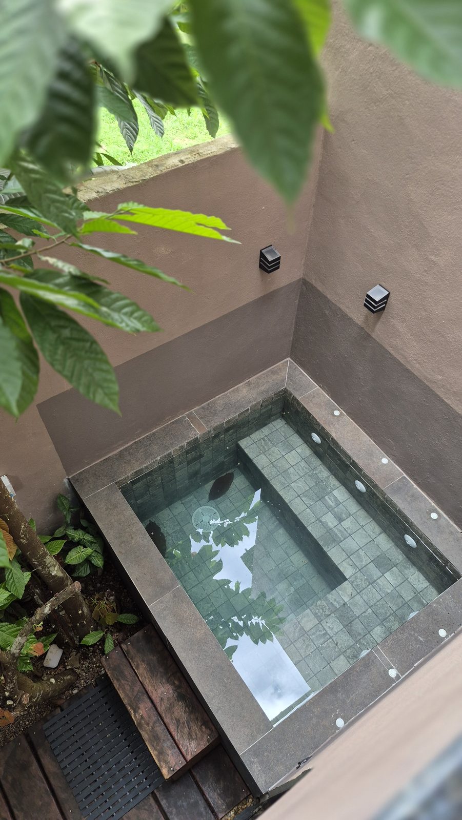 Banheira de hidro do spa com jardim ao redor