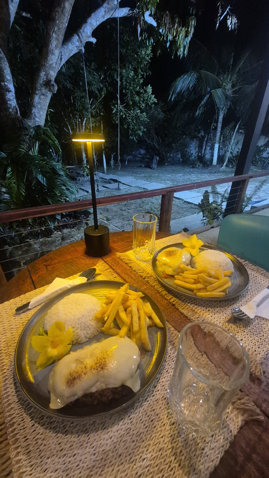 Jantar à luz de abajur na varanda