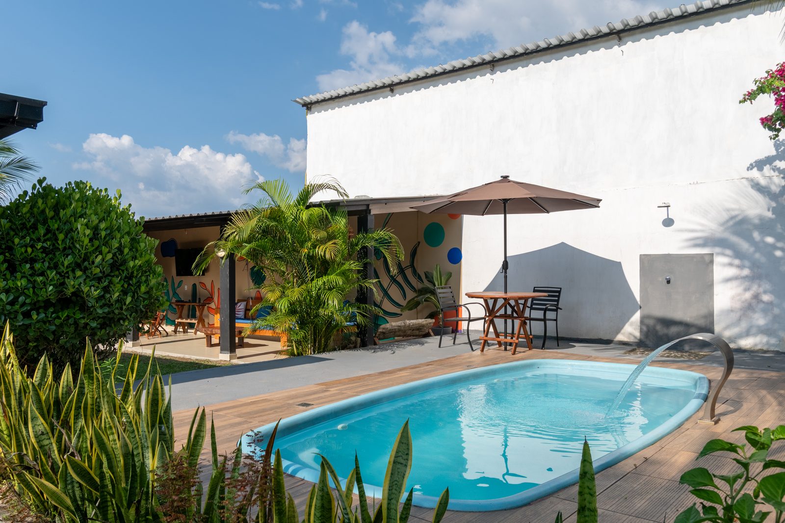 Piscina e área externa da Tribo Hospedagem