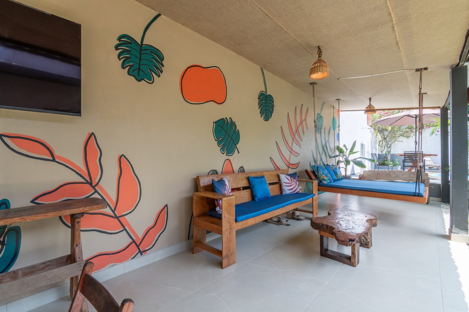 Área de estar com arte na parede